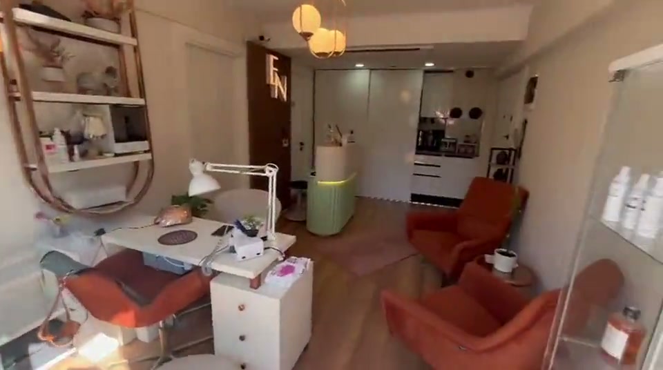 Giriş videosundan bir kare: tırnak alanı, resepsiyon ve oturma bölümü